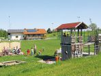 Ungestört können sich die Kleinen auf einem großzügig eingerichteten Spielplatz am Ortsrand austoben.