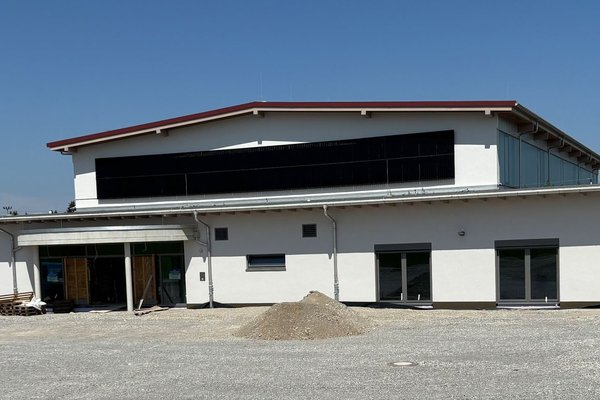 Außenansicht der Kleeblatthalle - Stand 6. August 2026
