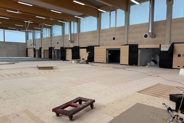 Blick in die Halle; Bild vom Einbau des Hallenbodens - Baustand 6. August 2026