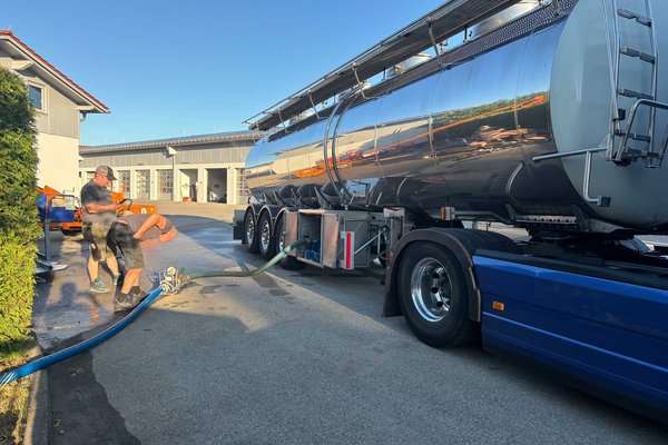 Ansicht Tankwagen wird mit Trinkwasser befüllt