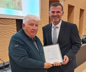 Bild von Behindertenbeauftragter Heinz Roller mit Landrat Bernd Stapfner