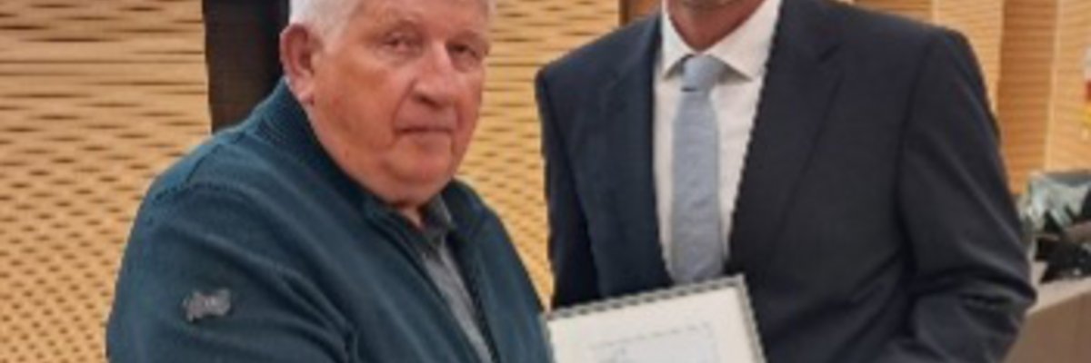 Bild von Behindertenbeauftragter Heinz Roller mit Landrat Bernd Stapfner