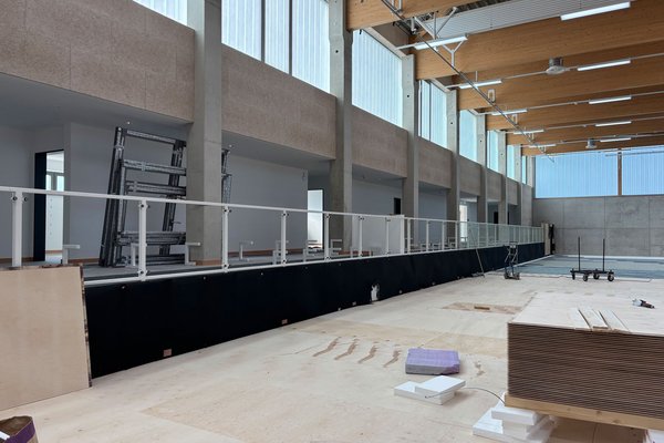 Blick auf die Tribüne - Baustand 6. August 2026