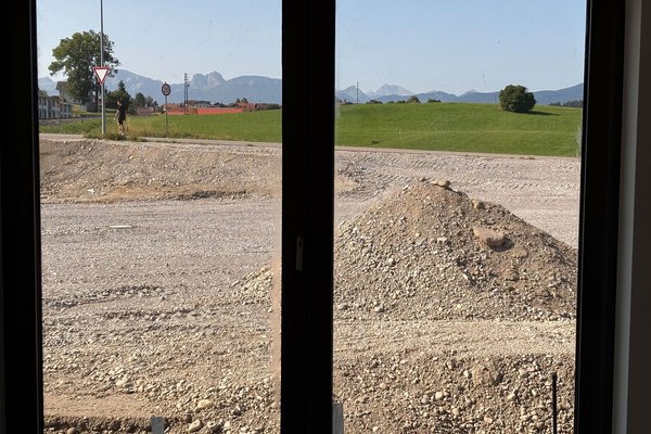 Blick vom Gymnastikraum nach draußen - Baustand 6. August 2026