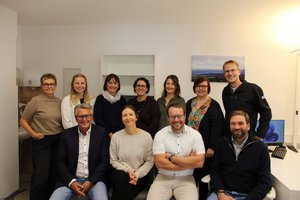 Gruppenbild des Praxisteams zusammen mit Bürgermeister Peter Hartl