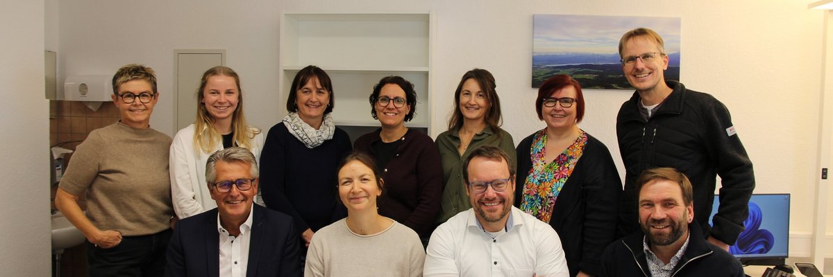 Gruppenbild des Praxisteams zusammen mit Bürgermeister Peter Hartl
