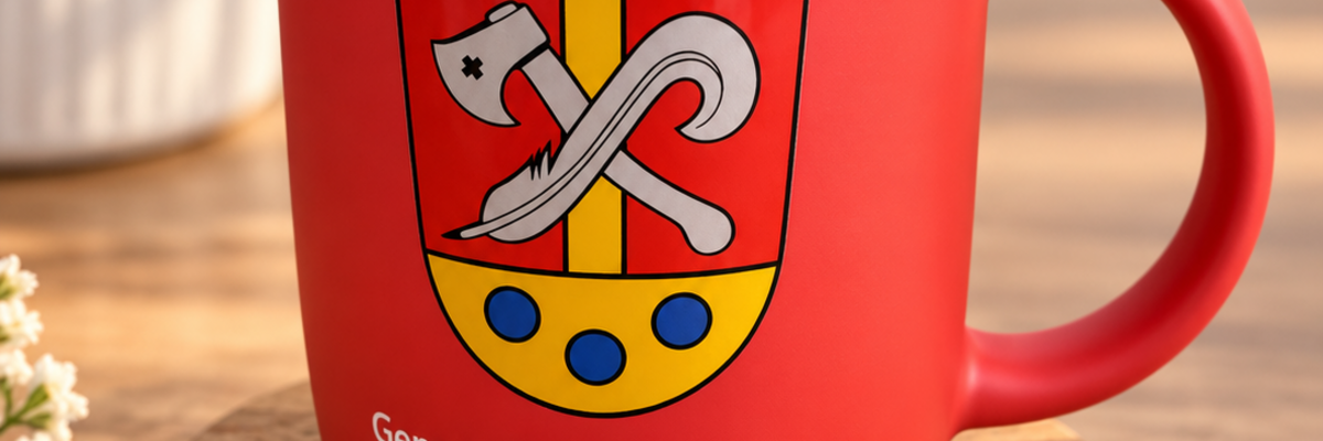 Bild einer roten Tasse mit dem Wappen der Gemeinde Lengenwang bedruckt